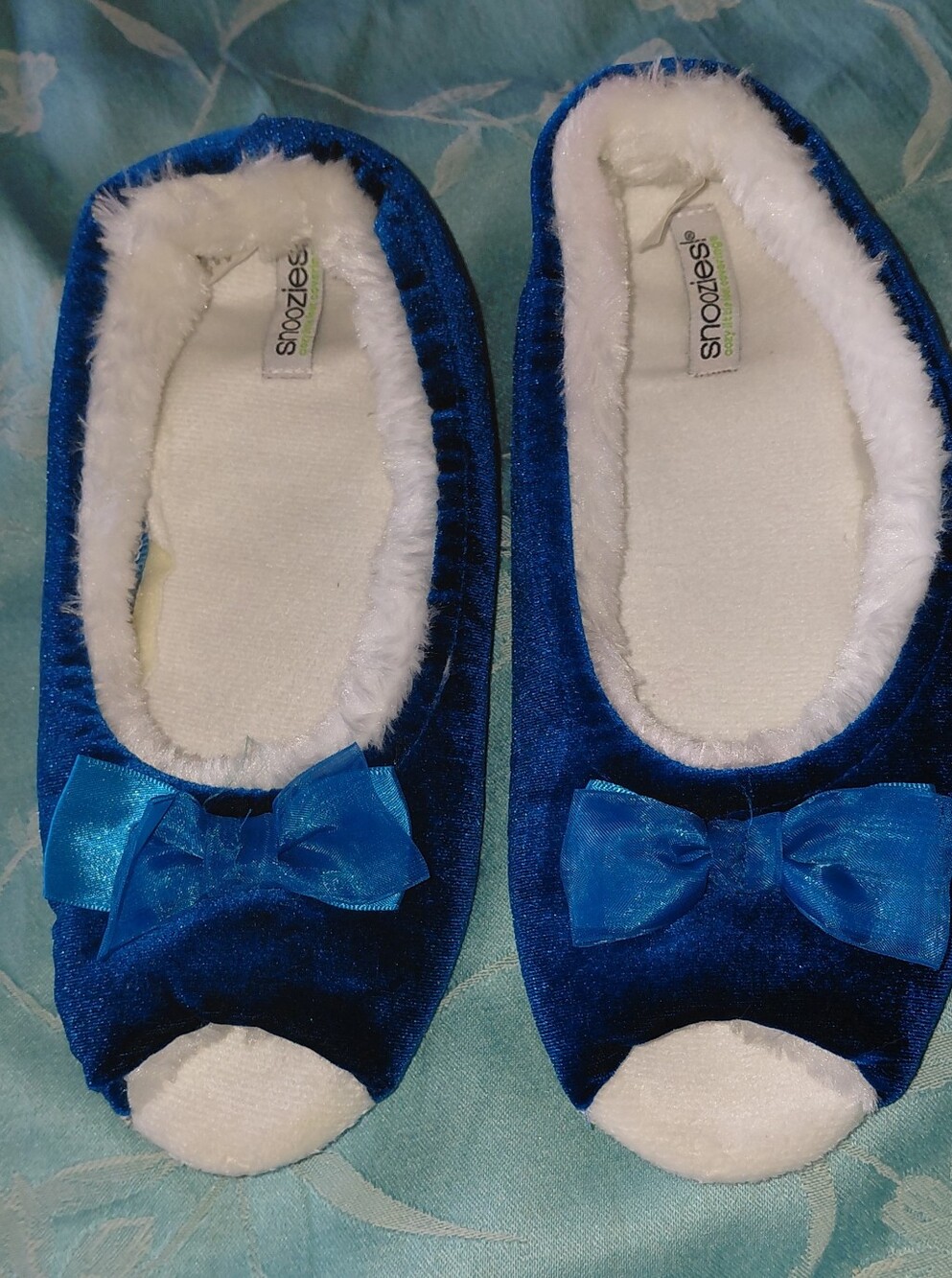 Snoozies Womens Blue Velvet Bow Slippers